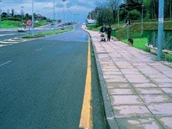 Una marca amarilla longitudina